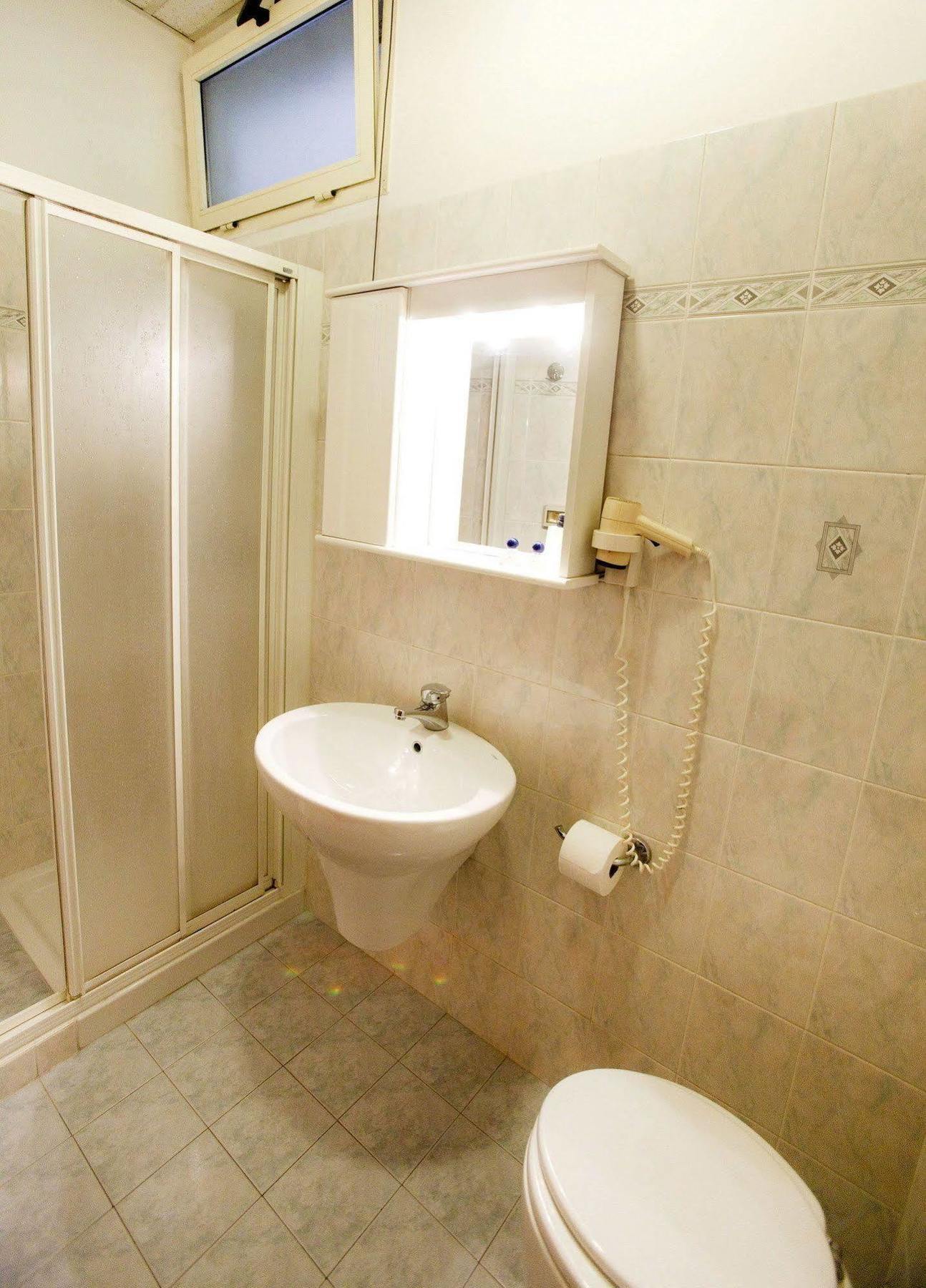 Adriatic Hotel 2*